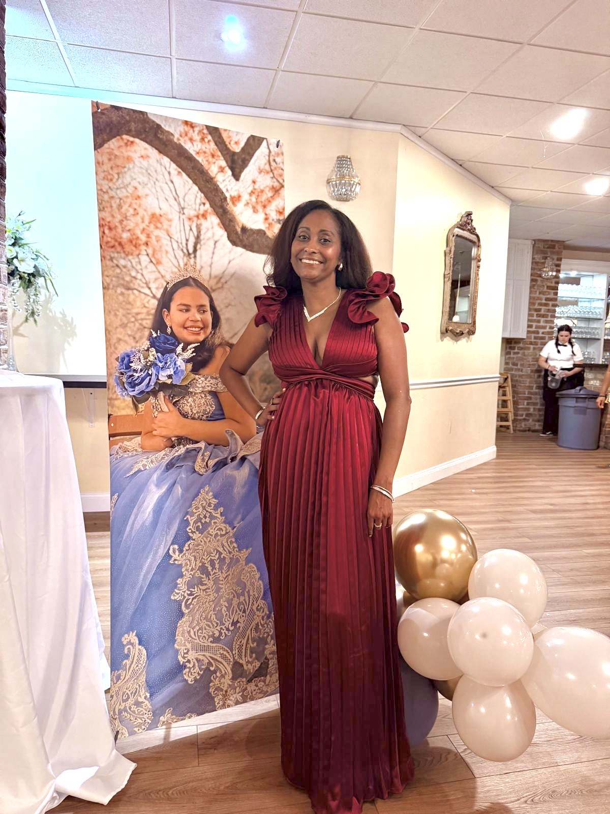 Κάντε κλικ για προβολή σε πλήρη οθόνη Toperth Burgundy Ruffle Shoulder V-Neck Pleated Maxi Dress photo review
